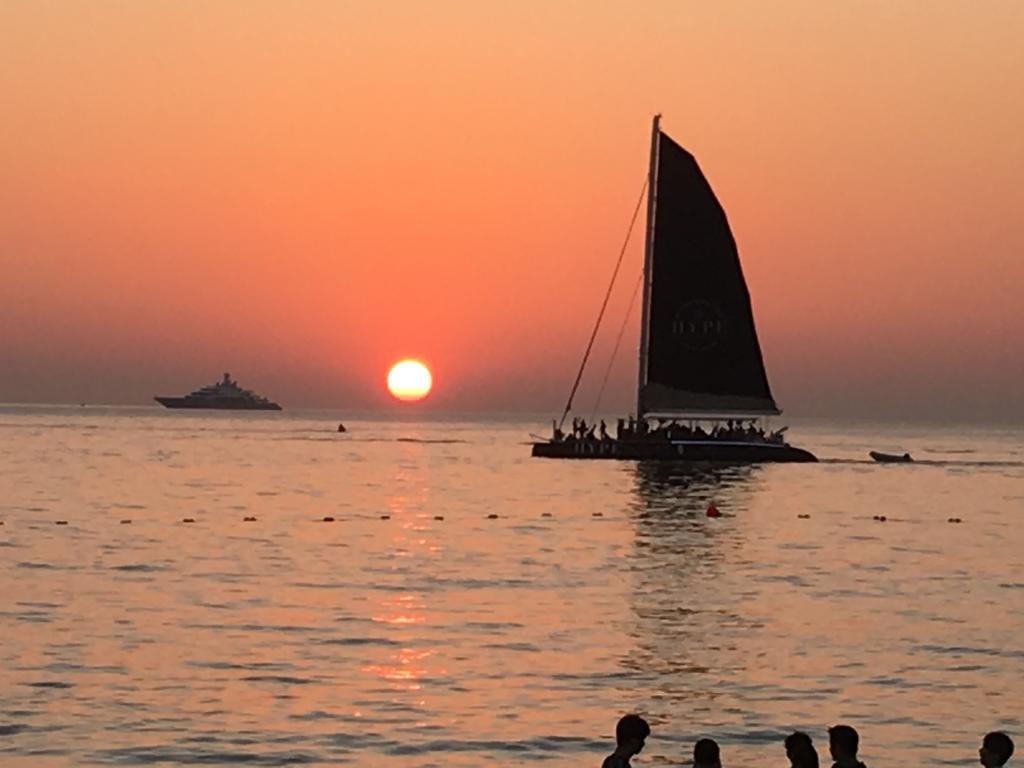 Baan Andaman Sea Surf Hotell Patong Exteriör bild